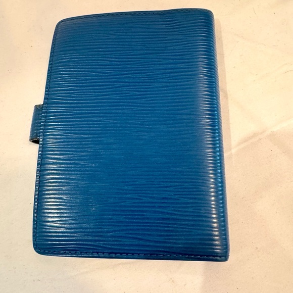 Louis Vuitton Vibrant Blue Epi Agenda - Picture 3 of 11